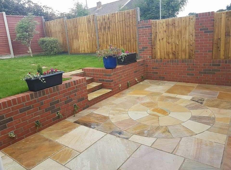 Photo of the Mint Fossil patio slabs in use in a garden.