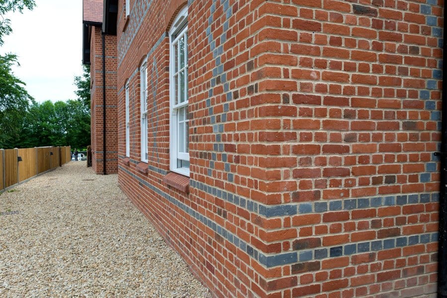 A photo of the MBH Michelmersh Hampshire Stock Downs Blend brick in use.