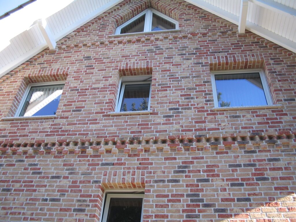 A photo of the Vandersanden Cottage Mixture brick in use.