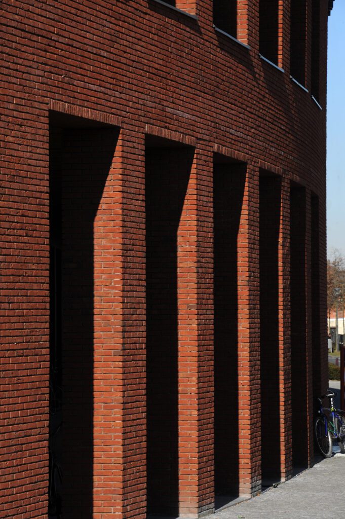 A photo of the Vandersanden Scala Red brick in use.
